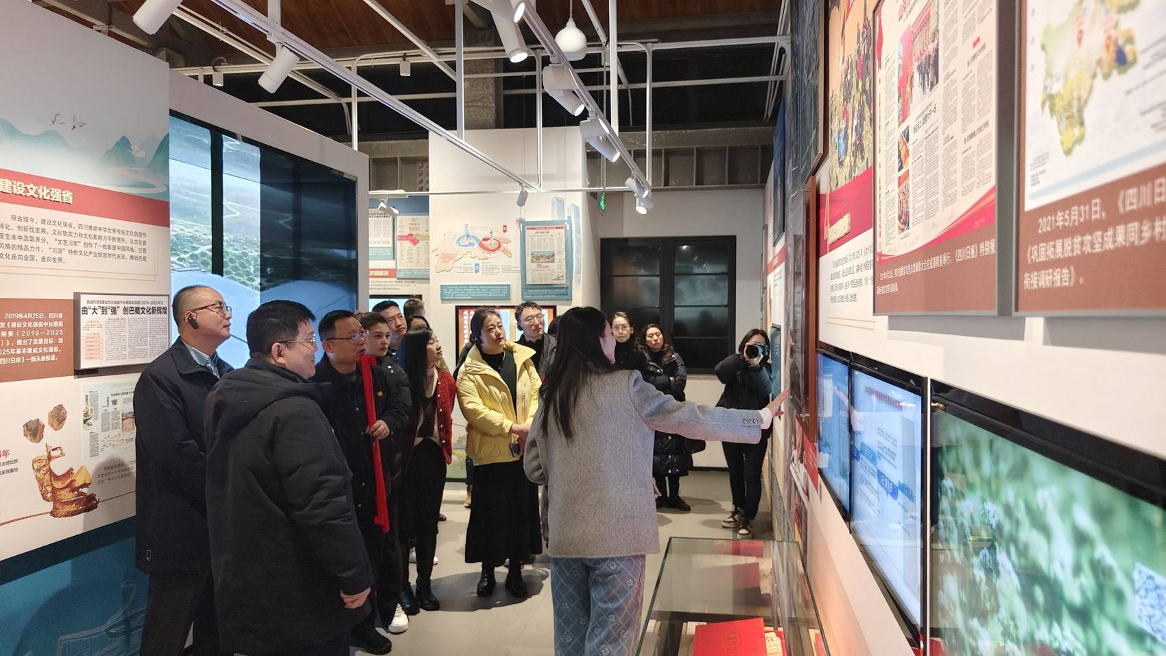 省青联委员走进四川报业博物馆：触摸时代脉搏 感悟创新精神