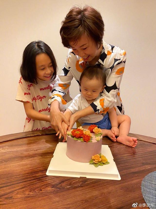 幸福满溢！张怡宁携一对儿女亮相，生二胎后“逆生长”美出新高度