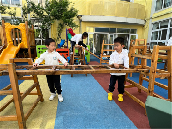 幼儿自主探索游戏_幼儿园游戏专题总结_安吉梯搭建游戏