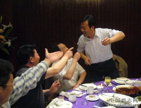 现代社交礼仪视频优酷_酒桌文化敬酒技巧_社交场合烟酒茶礼仪