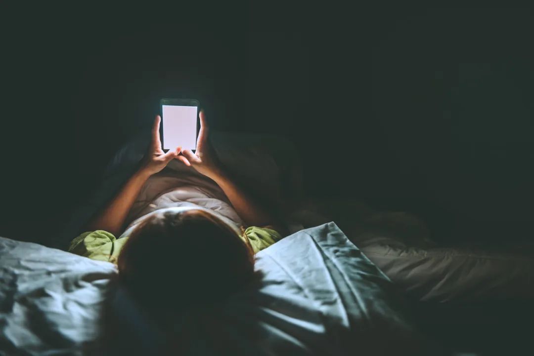 智能手机成瘾表现_社交心理障碍_手机成瘾心理依赖