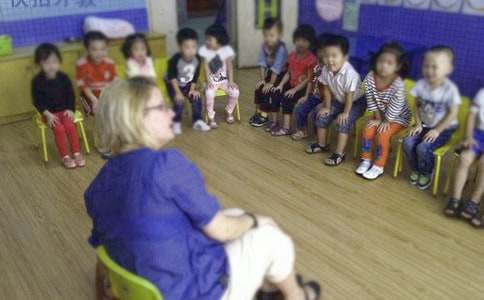 幼儿园大班《扔沙包》教案