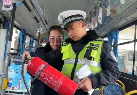 【预热春运】【企业安全警示教育】临汾公安交警走进辖区企业开展交通安全宣传活动  筑牢“两客一危”重…