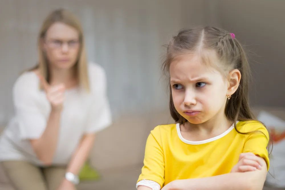 社交礼仪卡通图_孩子不爱打招呼_如何教孩子打招呼