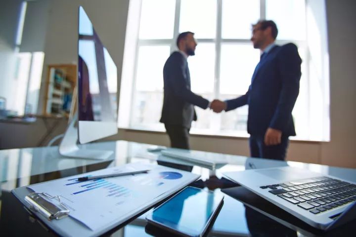 西班牙人打招呼方式_社交礼仪卡通图_西班牙社交礼仪