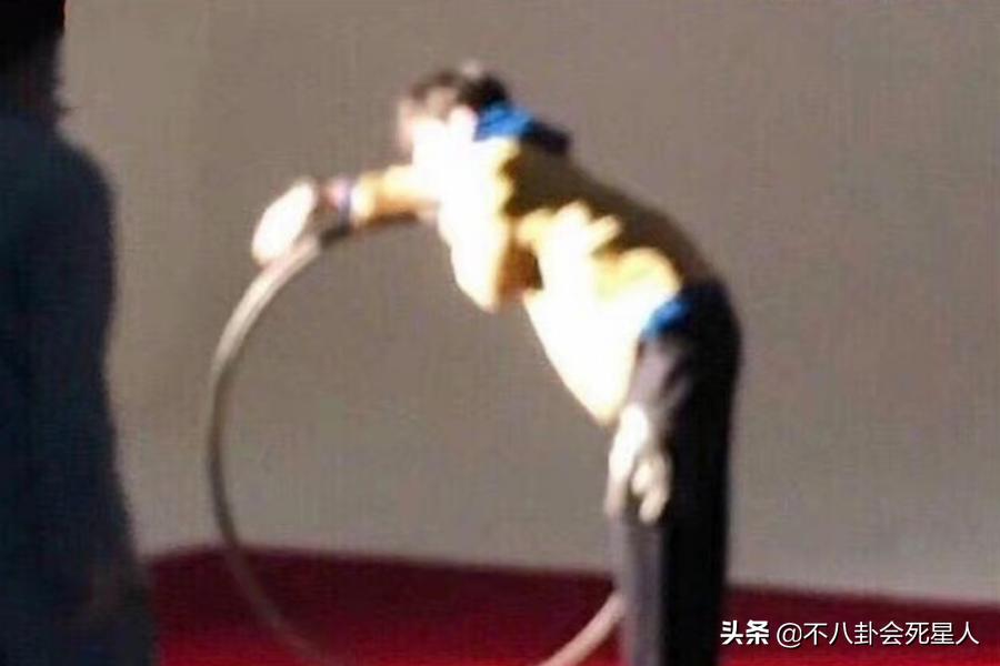 最搞笑的图片能笑死人_明星拍照的尴尬瞬间_明星硬照背后的秘密