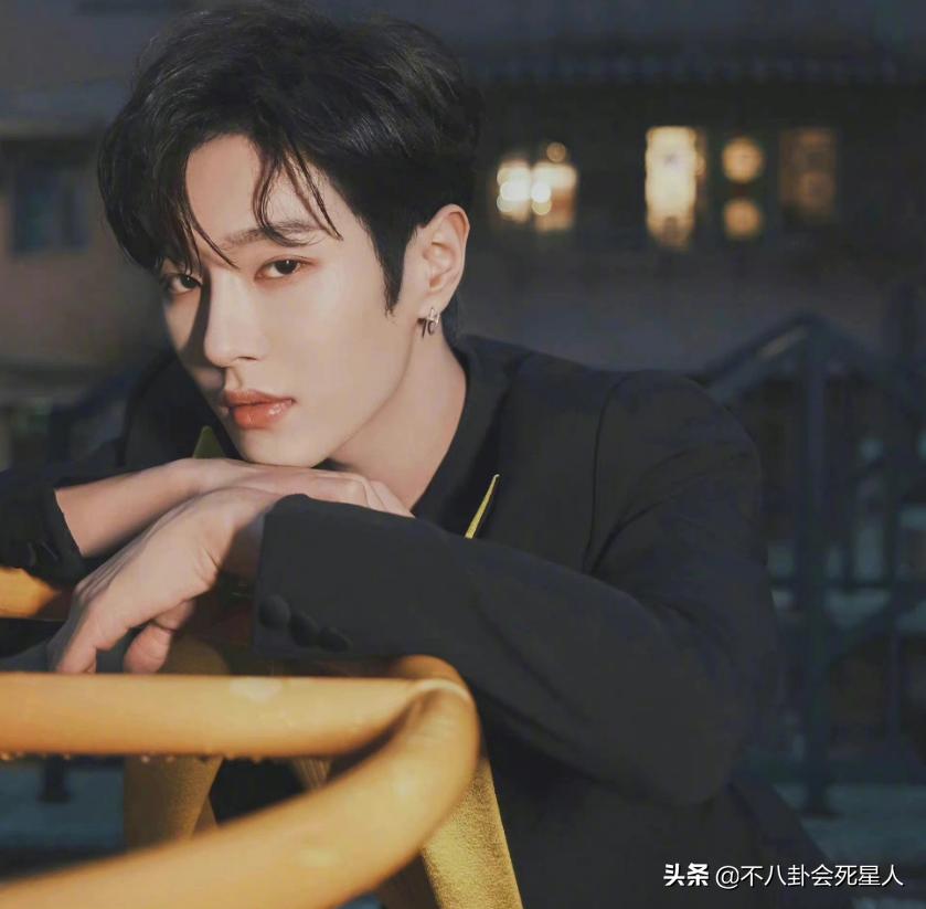 最搞笑的图片能笑死人_明星硬照背后的秘密_明星拍照的尴尬瞬间
