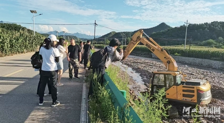 新闻现场记录者泥土距离_新闻报道题材有哪些_记者深入现场报道真实性
