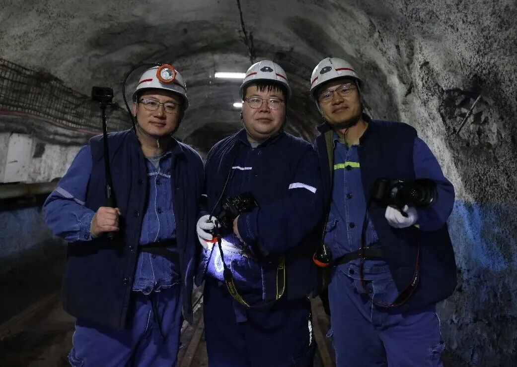 记者深入现场报道真实性_新闻报道题材有哪些_新闻现场记录者泥土距离