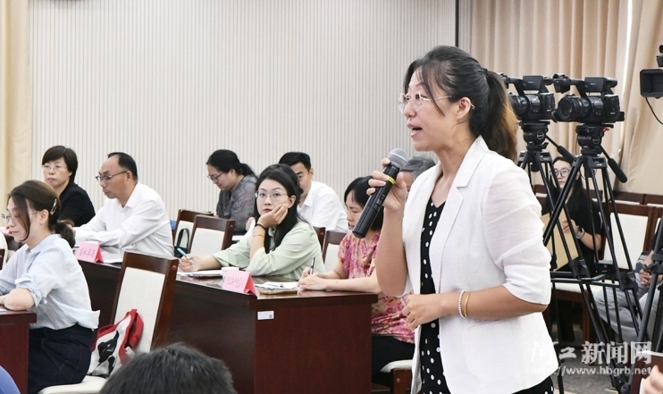新闻现场记录者泥土距离_记者深入现场报道真实性_新闻报道题材有哪些