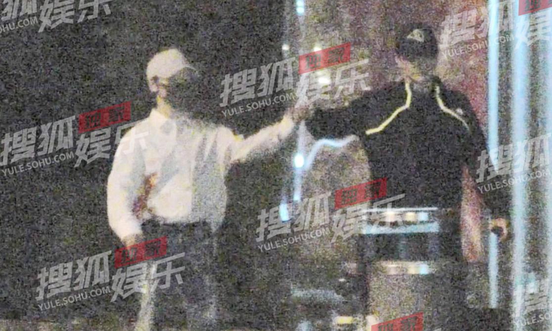 吴京被拍与谢楠散步，紧搂小10岁娇妻不撒手！十指紧扣好甜蜜