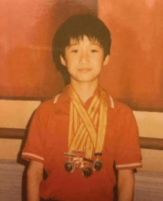吴京不堪过往：瘸腿找流氓打架，公开征求女友，狂妄不输李小龙