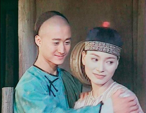 吴京的逆袭情史，因穷曾被两位美人嫌弃，邂逅谢楠后收获神仙爱情