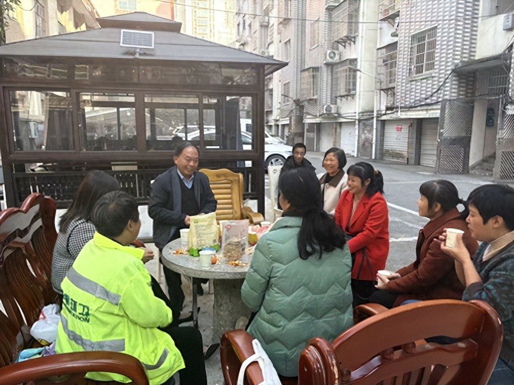 “银发力量”赋能基层治理，上饶市广信区35名退休干部变身小区“管家”