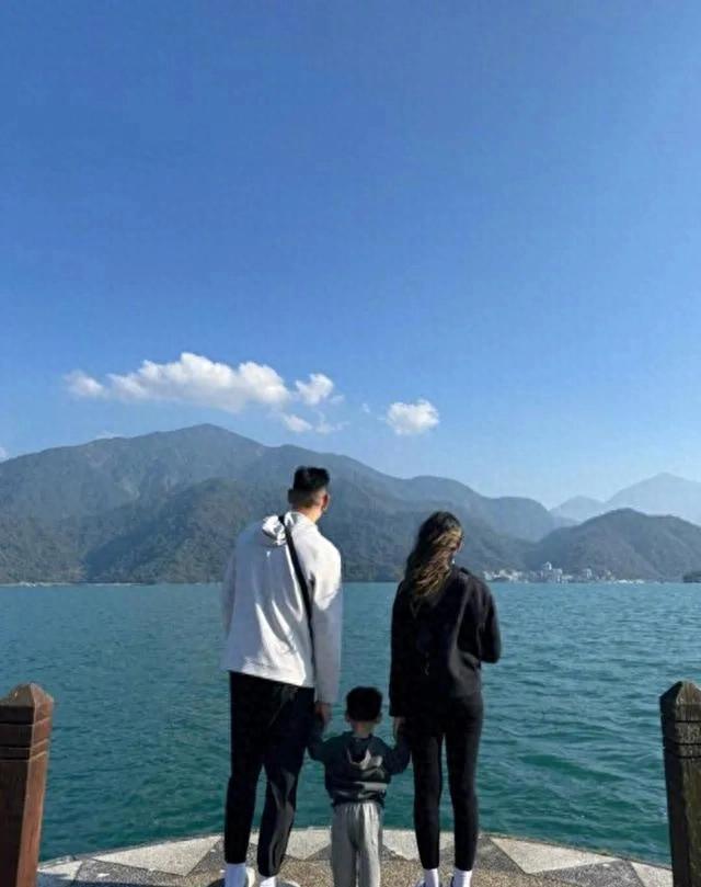 林书豪一家三口度假，妻子170高个身材苗条，1岁儿子个头也超高