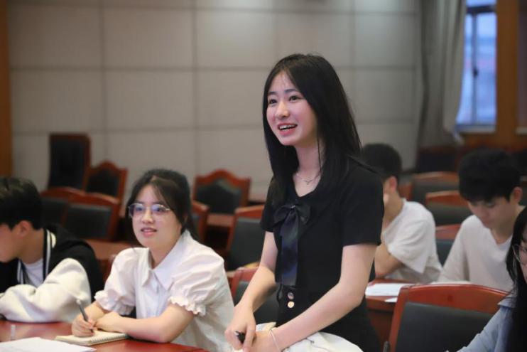 广播电视新闻采访写作教程_大学生记者团培训_教育新闻写作技巧