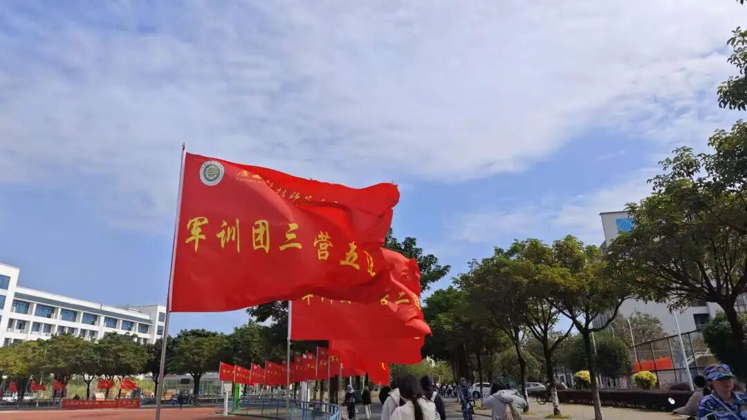 广西科技师范学院军训_军训下雨电视新闻稿_军训浪漫庆典
