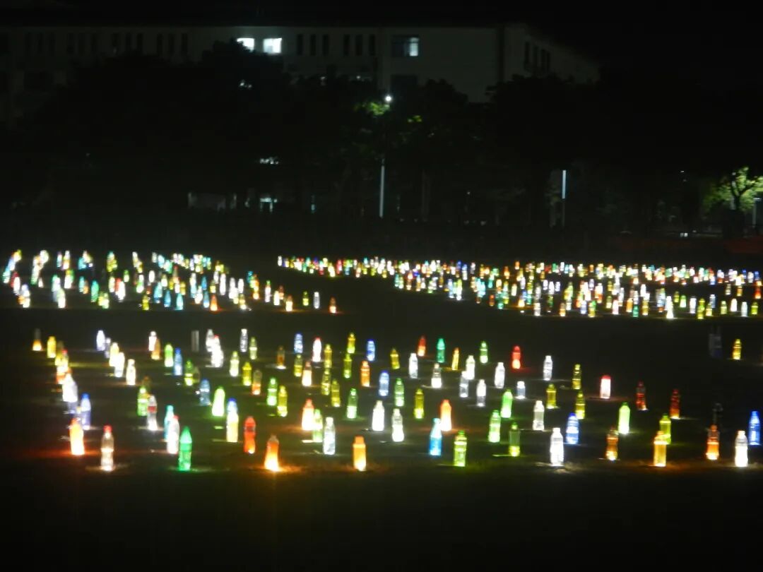 军训浪漫庆典_广西科技师范学院军训_军训下雨电视新闻稿