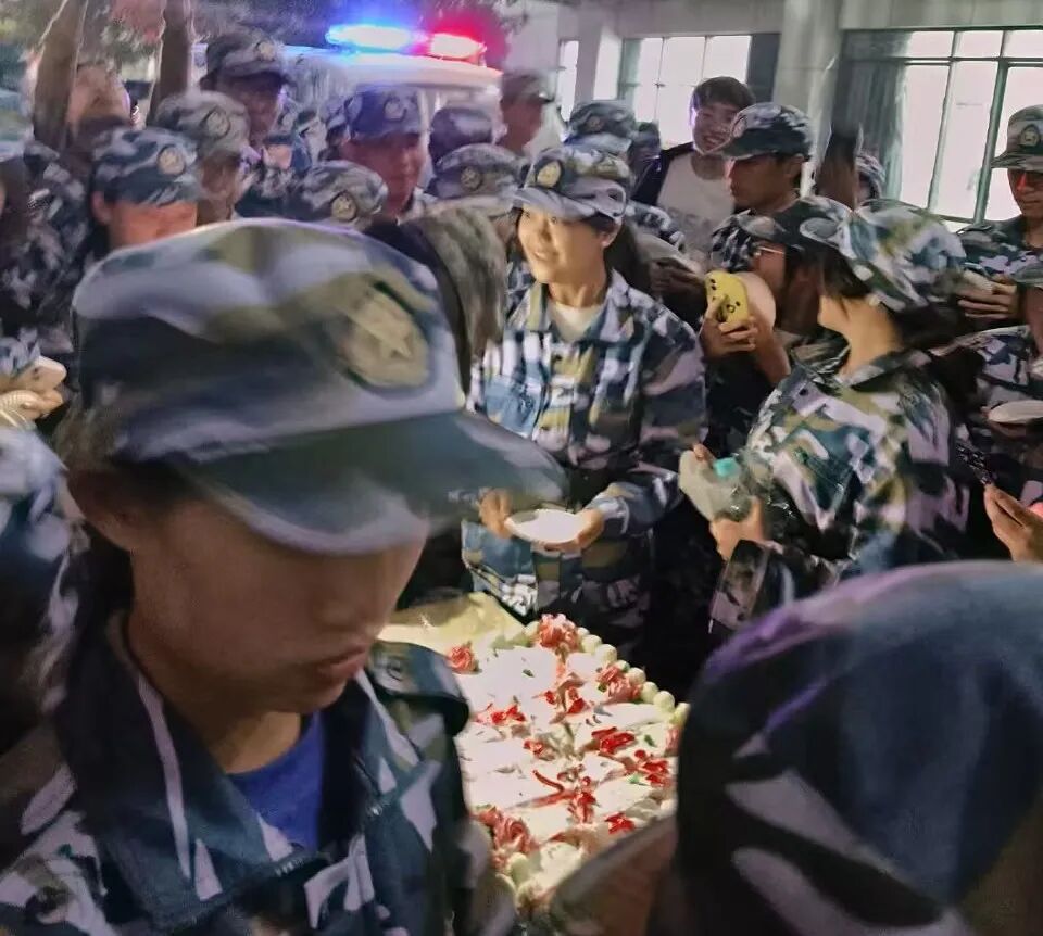 军训浪漫庆典_广西科技师范学院军训_军训下雨电视新闻稿