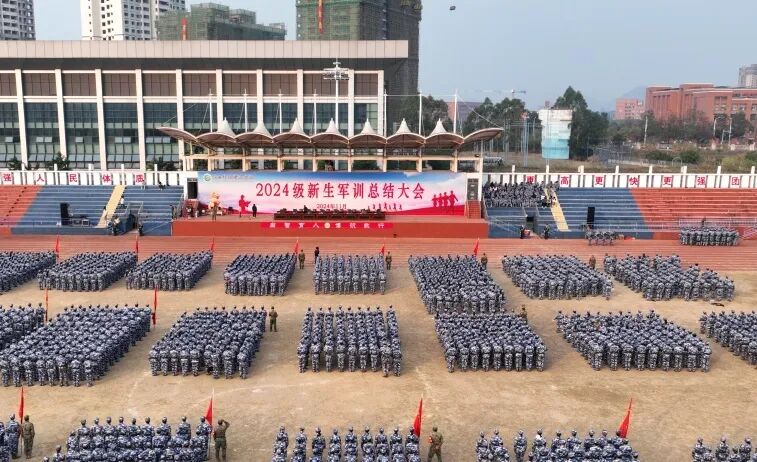 军训下雨电视新闻稿_广西科技师范学院军训_军训浪漫庆典