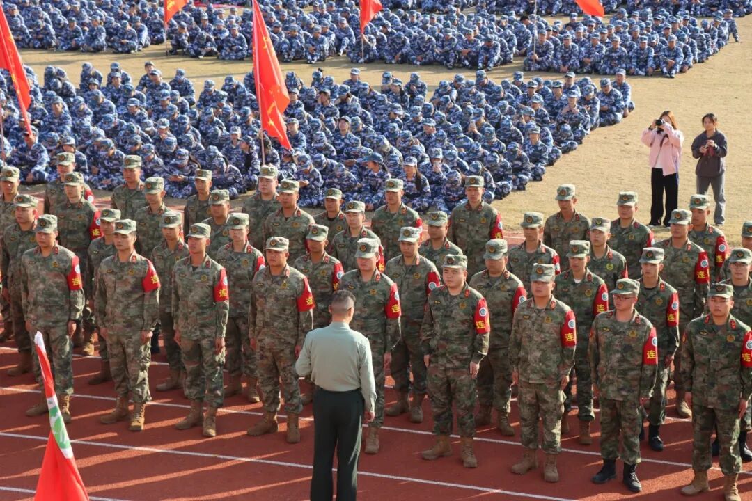 广西科技师范学院军训_军训浪漫庆典_军训下雨电视新闻稿