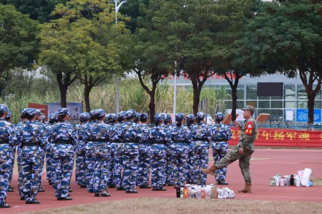 军训下雨电视新闻稿_广西科技师范学院军训_军训浪漫庆典