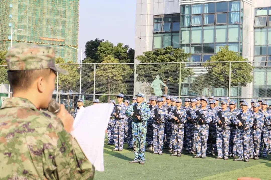 广西科技师范学院军训_军训浪漫庆典_军训下雨电视新闻稿