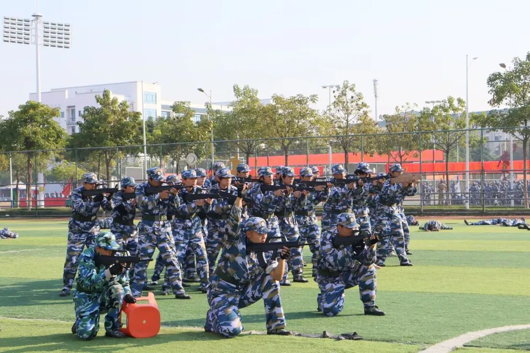军训浪漫庆典_广西科技师范学院军训_军训下雨电视新闻稿