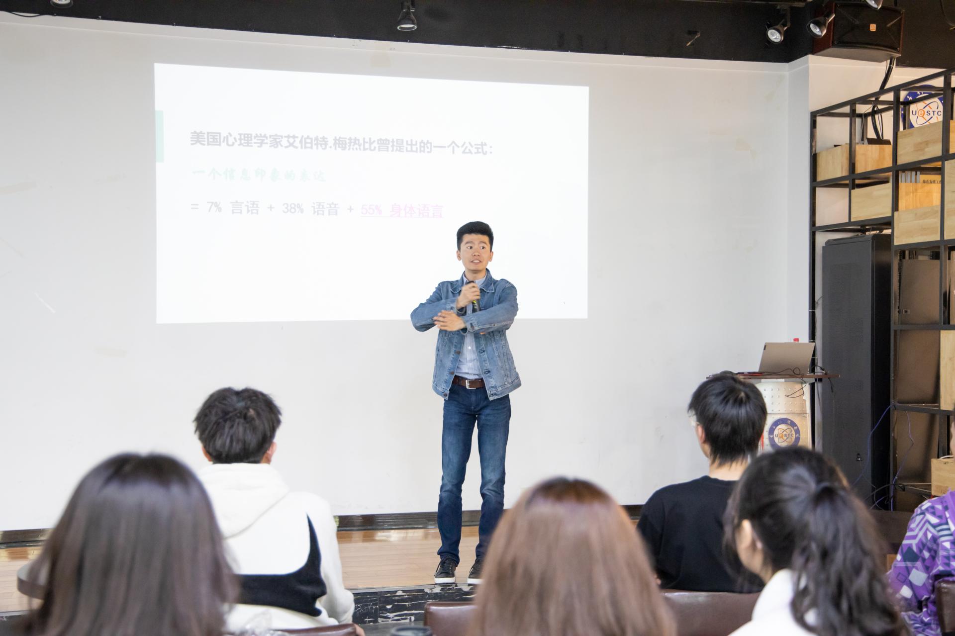 社交礼仪与形体训练_身体语言规范与表达_仪态标准训练