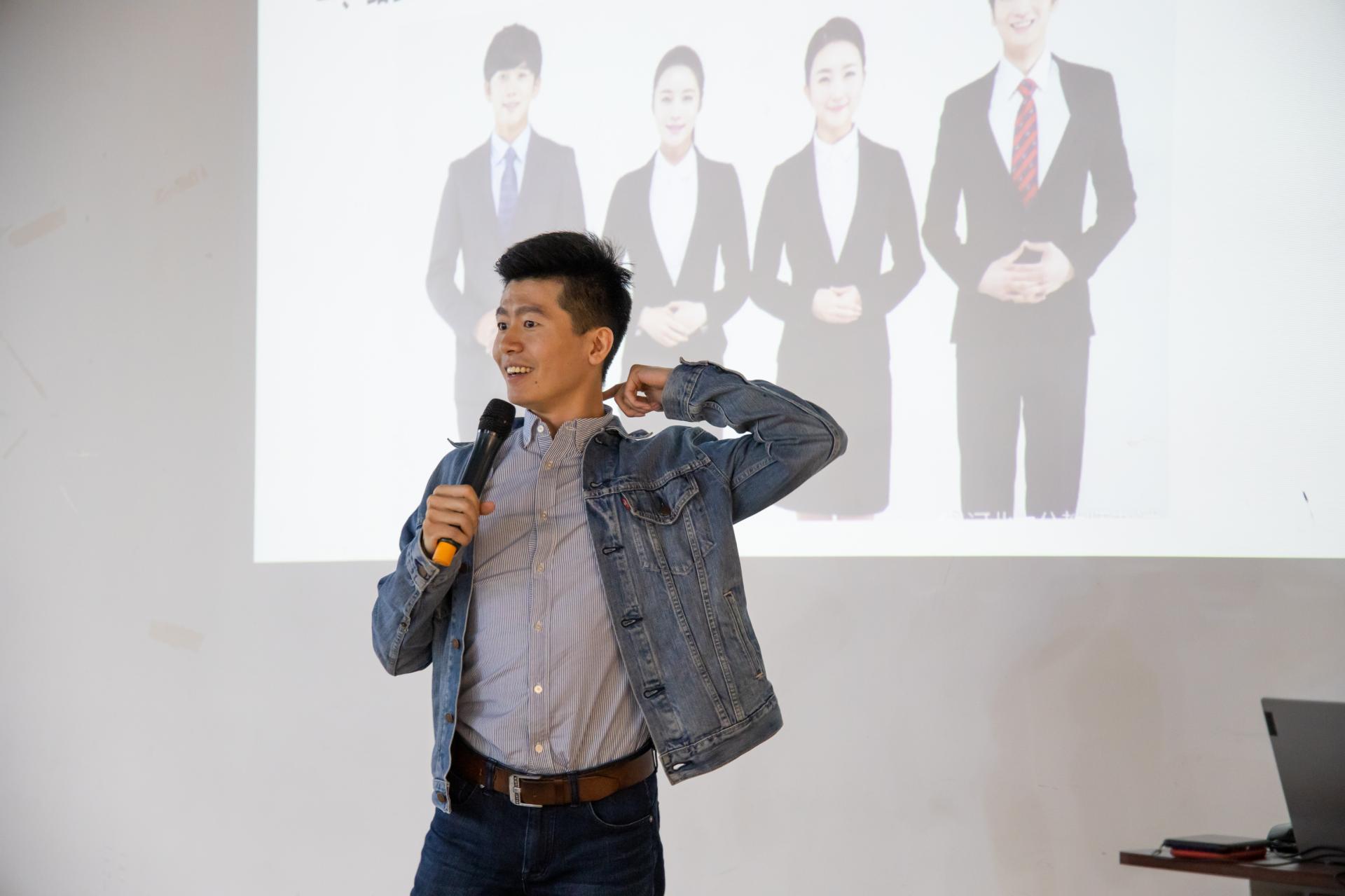社交礼仪与形体训练_身体语言规范与表达_仪态标准训练
