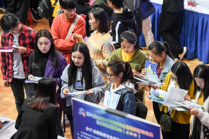 每日新闻播报内容_短新闻播报_原油期货价格跌至负值