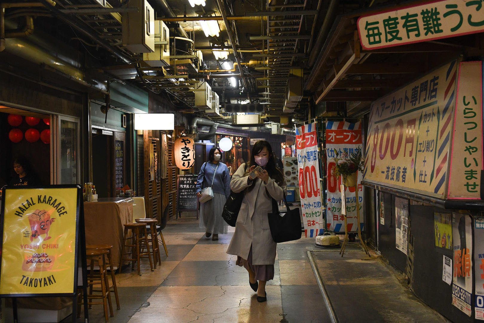 2025年11月16日当地时间，日本东京，有行人走过浅草区地下商业街，于此期间，日本经济出现萎缩，这是六个季度以来的首次，图据视觉中国 。