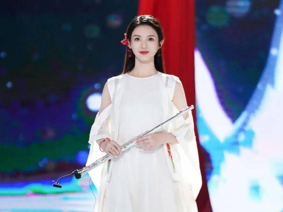 cctv一4晚间新闻女主持人叫什么_刘颢玥颜值马凡舒_央视女主持人刘颢玥