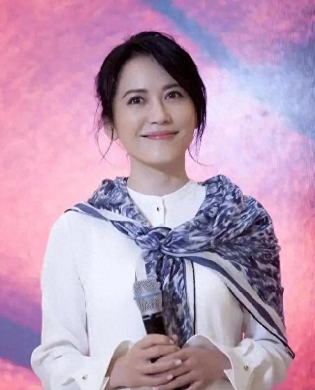 王菲这“社交玄学”太神！那英大张伟都被拿捏得死死的