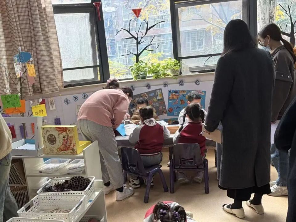 区域游戏教学经验交流_适宜幼儿发展的区域活动组织策略_幼儿园游戏专题总结