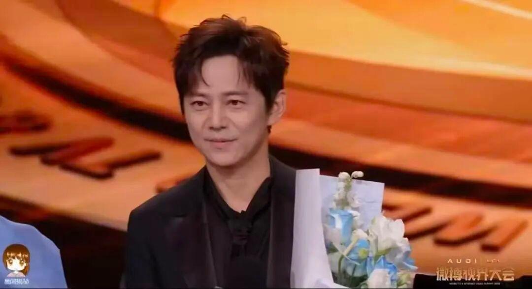 51岁何炅称准备再当三四十年主持人，回应衰老焦虑：谣传，说我又近视又老花，我自信是一个被爱快乐的人