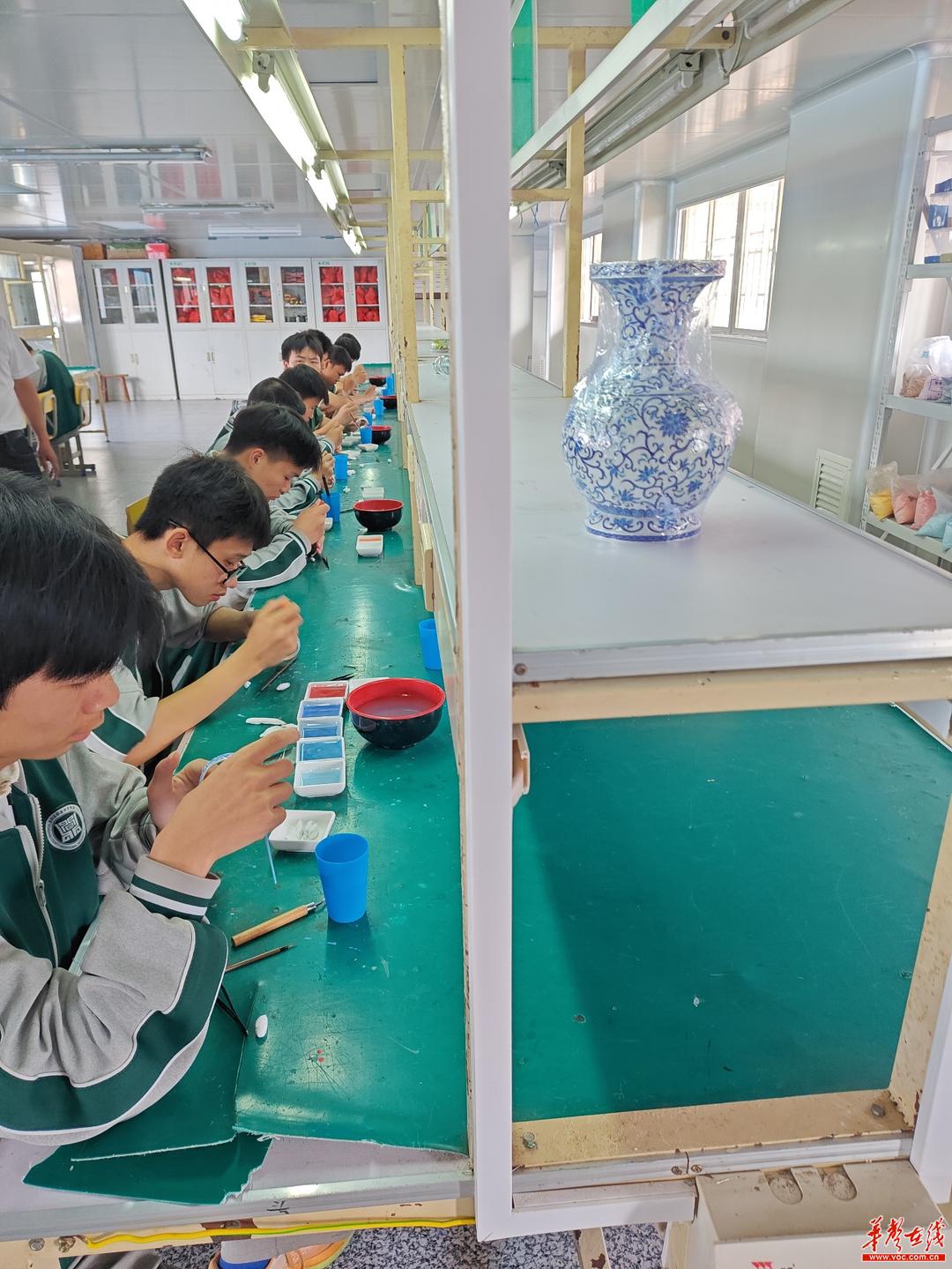 职业教育服务地方经济发展_醴陵市陶瓷烟花职业技术学校_醴陵陶瓷烟花学校产教融合