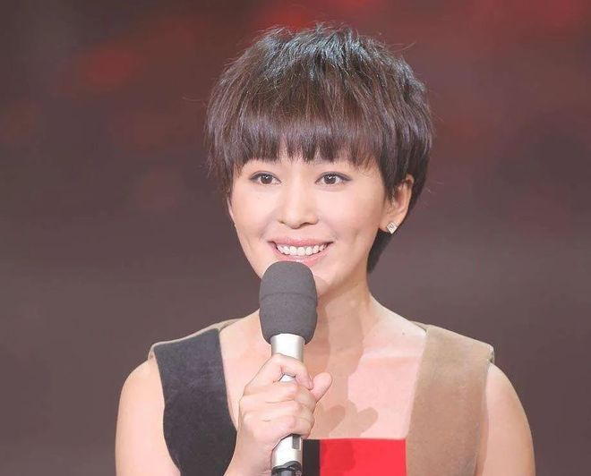 央视主持人紫凝 主持风格特点_央视主持人秦方 主持人生涯经历_cctv晚间新闻档目女主持人姓名