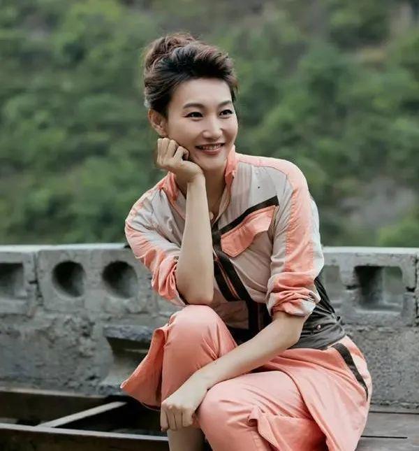 央视主持人紫凝 主持风格特点_cctv晚间新闻档目女主持人姓名_央视主持人秦方 主持人生涯经历