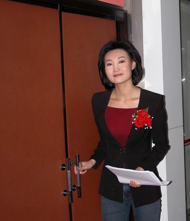 央视主持人紫凝 主持风格特点_央视主持人秦方 主持人生涯经历_cctv晚间新闻档目女主持人姓名