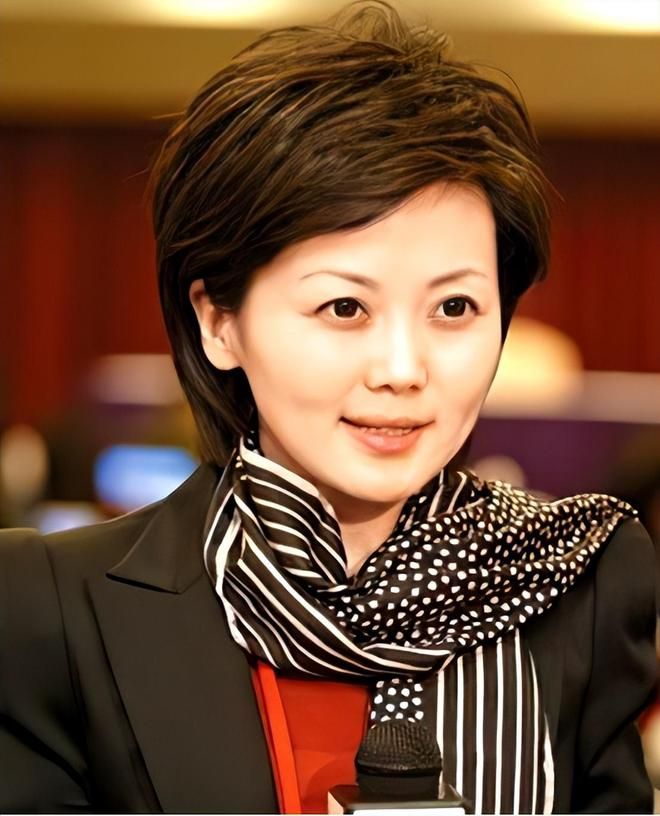 央视主持人秦方 主持人生涯经历_央视主持人紫凝 主持风格特点_cctv晚间新闻档目女主持人姓名