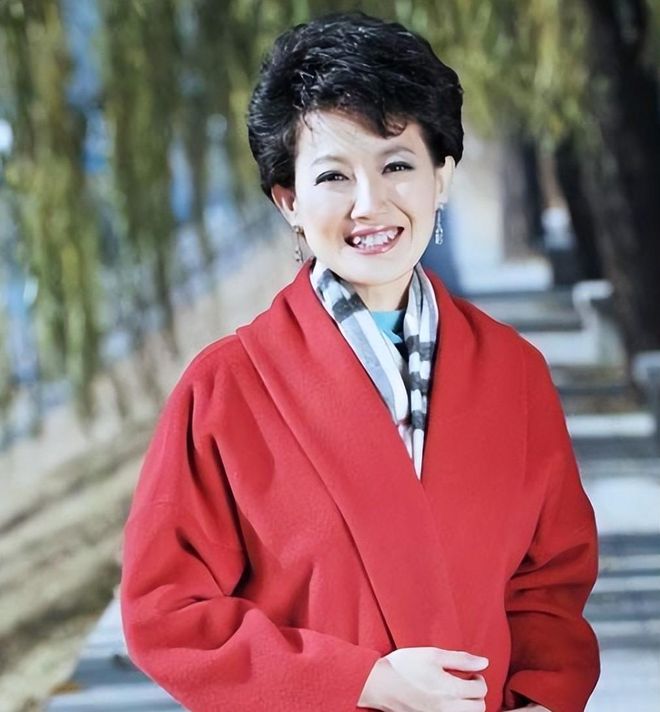 央视主持人紫凝 主持风格特点_央视主持人秦方 主持人生涯经历_cctv晚间新闻档目女主持人姓名