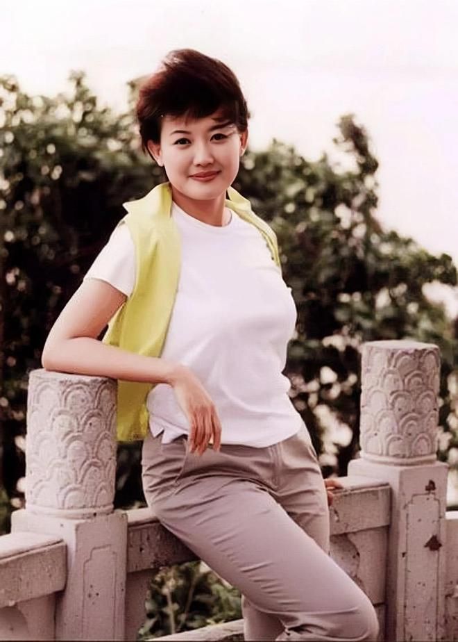 央视主持人秦方 主持人生涯经历_cctv晚间新闻档目女主持人姓名_央视主持人紫凝 主持风格特点