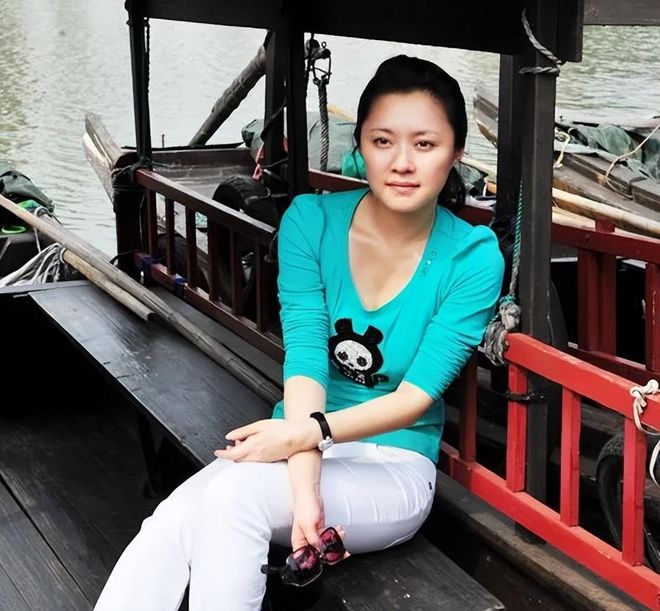 cctv晚间新闻档目女主持人姓名_央视主持人秦方 主持人生涯经历_央视主持人紫凝 主持风格特点