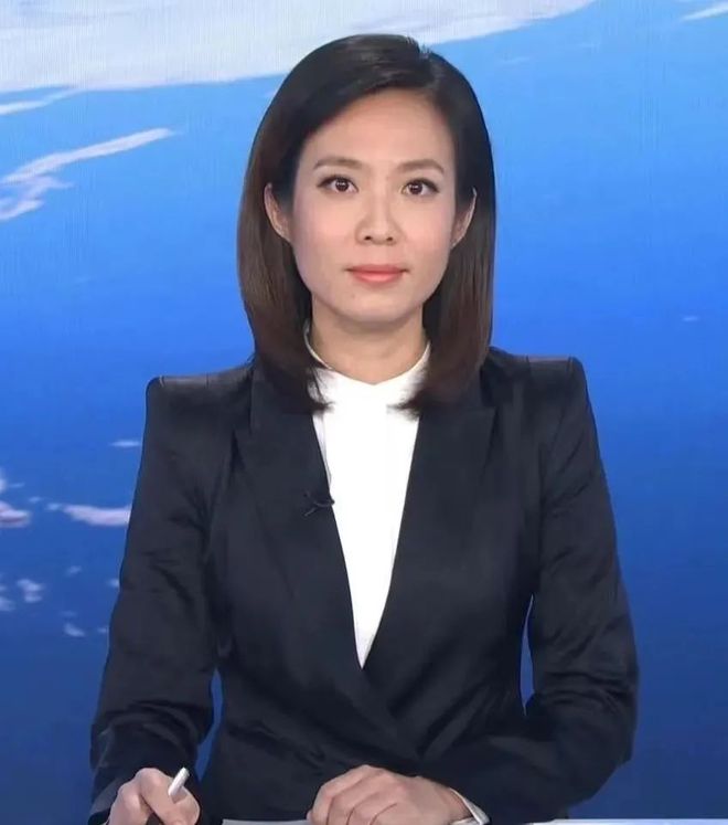 央视主持人秦方 主持人生涯经历_cctv晚间新闻档目女主持人姓名_央视主持人紫凝 主持风格特点