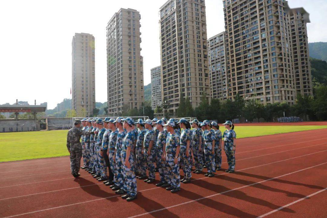 高中军训体验_校园军训新闻稿范文雨天_矿泉水在军训中的作用