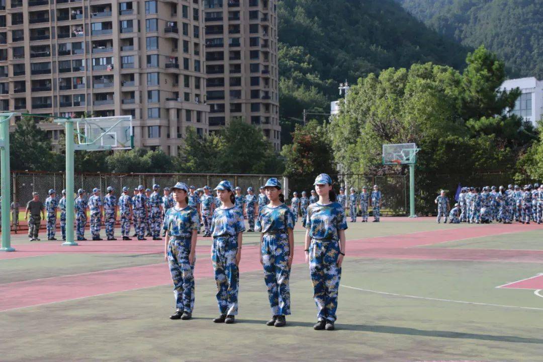 高中军训体验_矿泉水在军训中的作用_校园军训新闻稿范文雨天