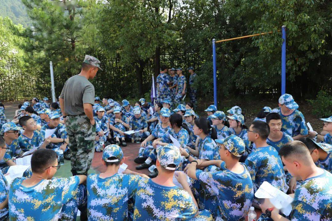 高中军训体验_矿泉水在军训中的作用_校园军训新闻稿范文雨天