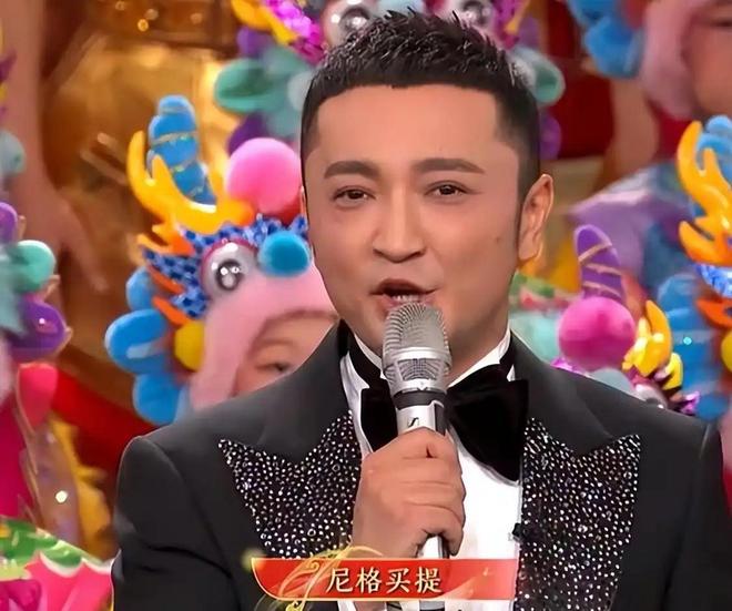 新闻联播主持人的语言特点_尼格买提主持风格_尼格买提春晚暖心担当