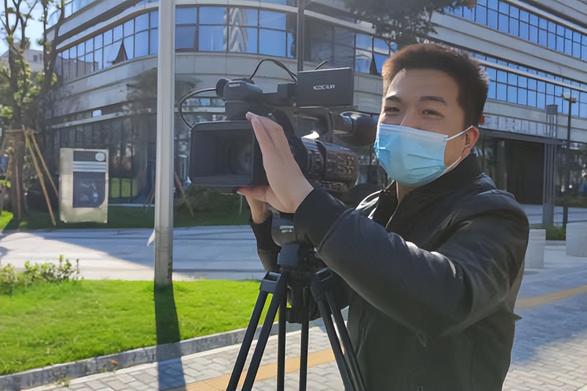 新闻记者 记录时代之声 传播社会百态_新闻记者是无冕之王_中国记者节 新闻工作者 心愿 心语